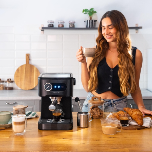 Máquina de café expresso Cecotec Power Espresso 20 Pro Latte - Capacidade de 1,5L - Pressão de 20 bar - Reservatório de 550ml - Bocal de vapor - Aquecedor de chávenas - Reservatório de leite - Visor com botões - Preto